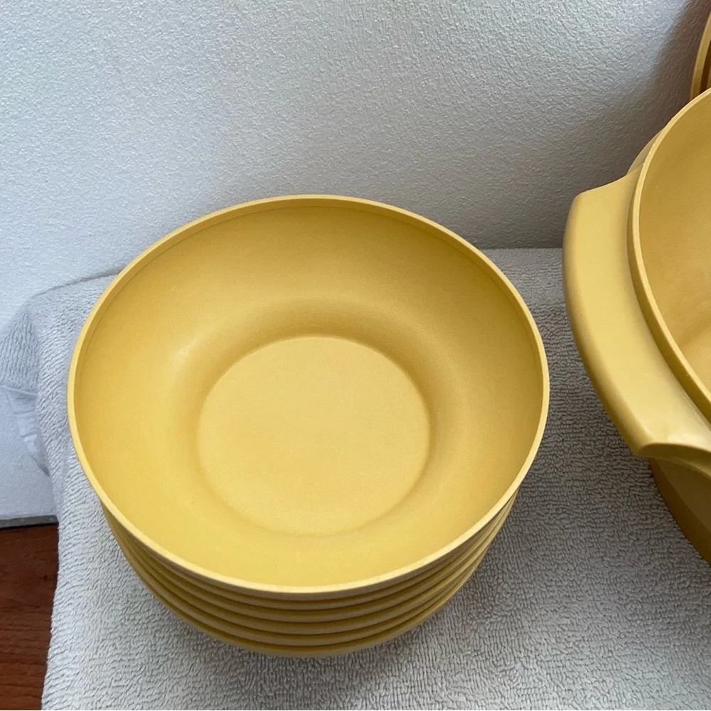Tupperware Vintage Harvest gold salad set large bowl with 6 smaller bowls